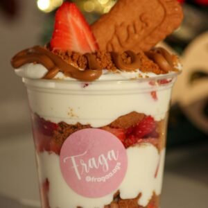 Creamy strawberry parfait with biscuit and fresh strawberries, ideal for dessert lovers.